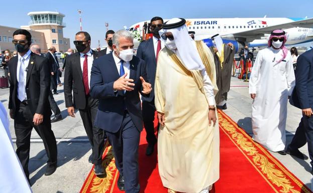 Lapid fue recibido en Manama por Al-Zayani.