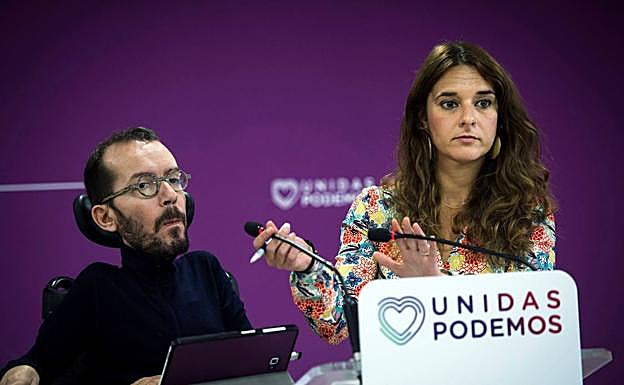 Noelia Vera junto a Pablo Echenique en una rueda de prensa en 2019.