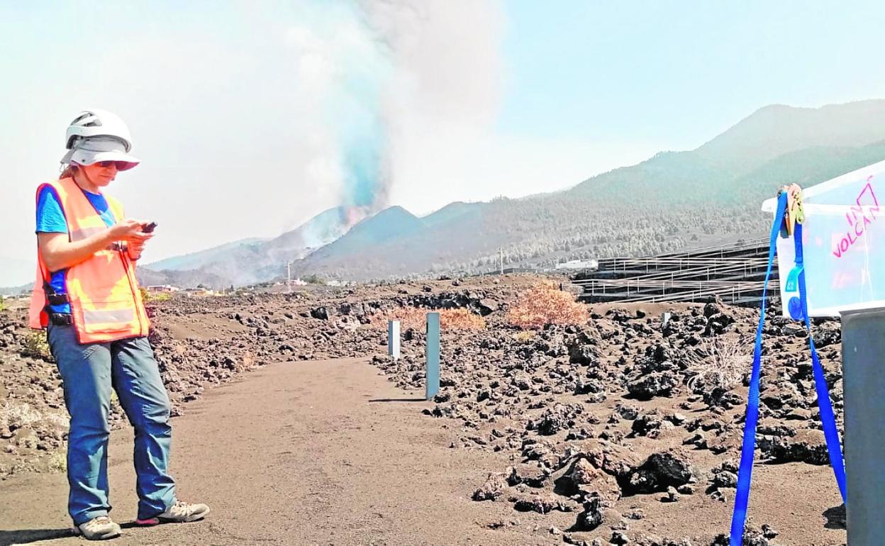 Una investigadora del equipo de Involcan instala una estación para la recogida y control de la caída de ceniza. 