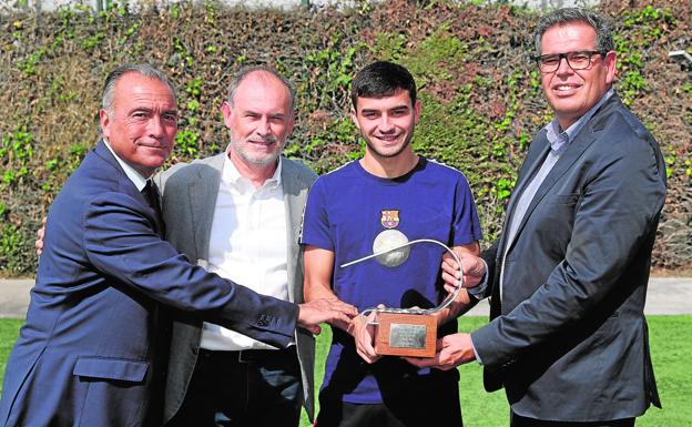 Rafael Yuste, vicepresidente del Barcelona, Rafael Méndez, consejero de la UD, y Matías García, director general de Inforcasa, arropan a Pedri al recibir el Premio CANARIAS7-Germán Dévora. 