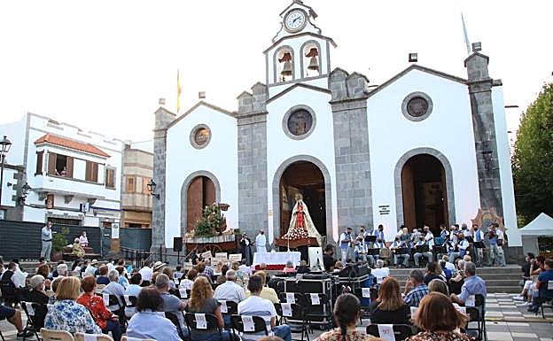 Imagen principal - La romería de Valleseco se vivió a los pies de la Virgen de la Encarnación