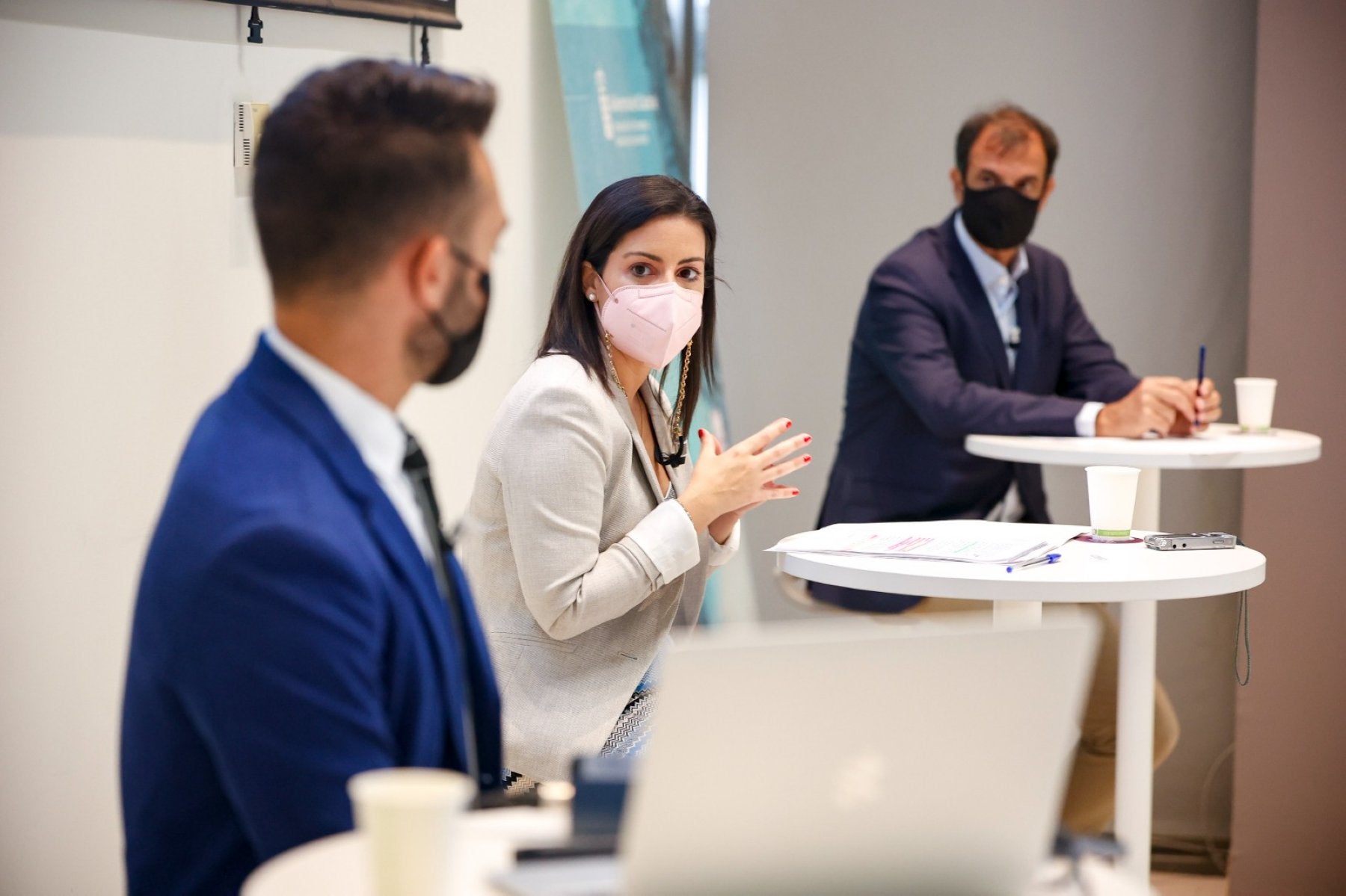 La consejera de Turismo, Yaiza Castilla, en el centro, el día de la presentación de los bonos turísticos. 