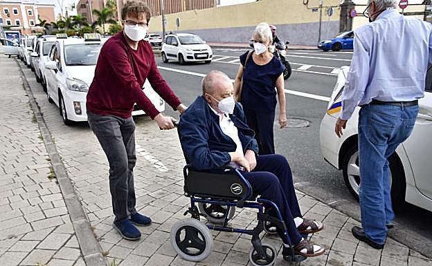 Vladimir Kokorev, en silla de ruedas, con su hijo y su mujer. 