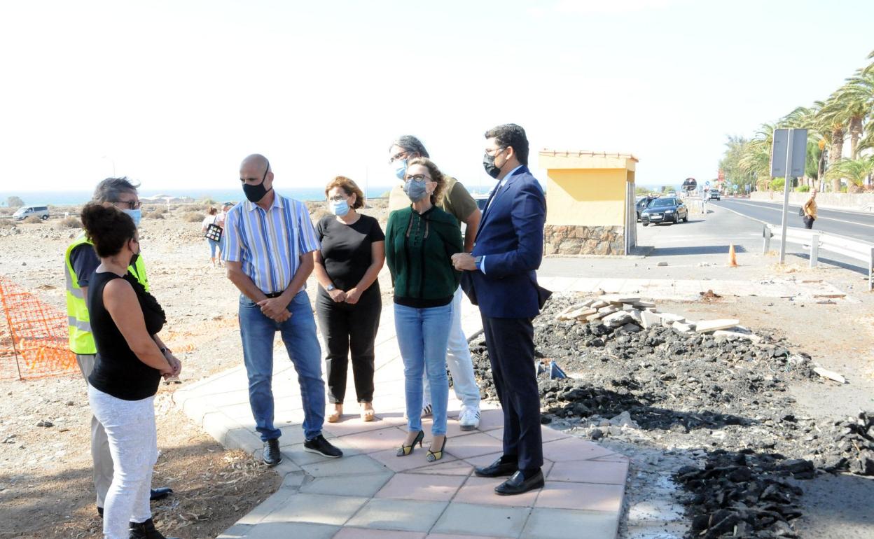 Quintana, de negro, al fondo, en uno de sus primeros actos públicos tras las crisis. Junto a ella, a su izquierda, la alcaldesa y el consejero del Cabildo. 