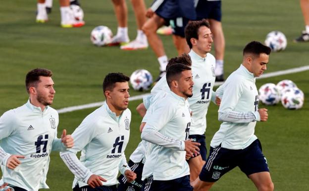Los jugadores de la selección española, durante el entrenamiento del lunes. 
