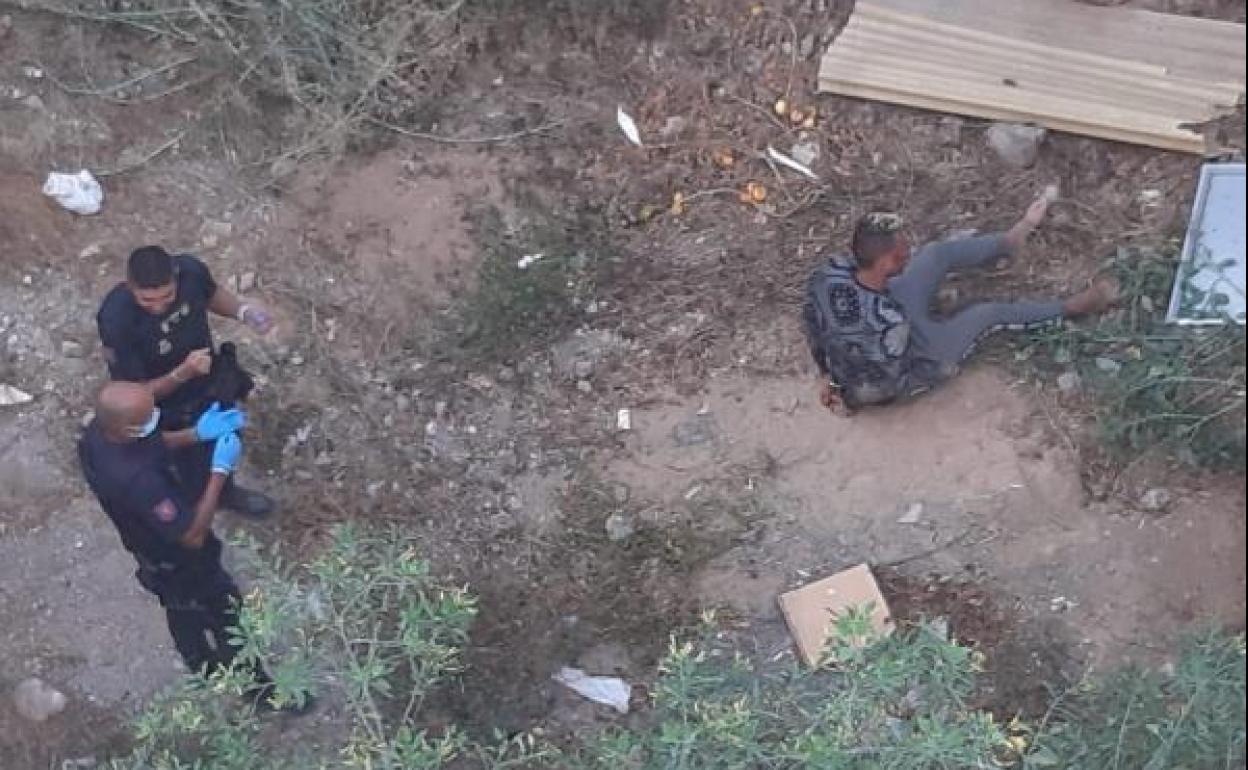 Arrestado que intentó presuntamente atacar a un agente de la Policía Nacional. 