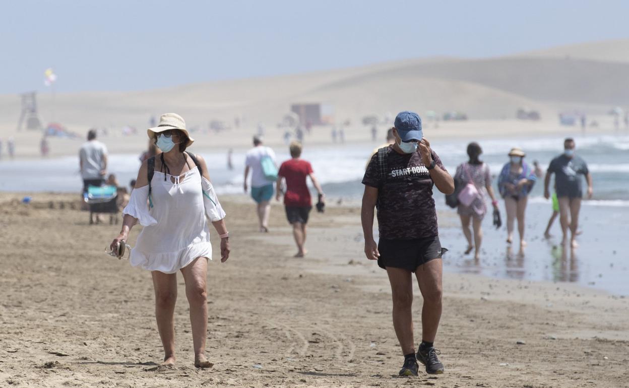Vista parcial de la playa de Maspalomas, sin servicio de hamacas y sombrillas. 