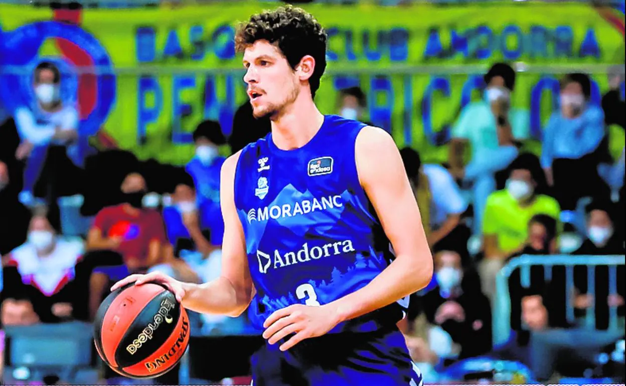 Paulí sube el balón en el duelo ante el Madrid. 