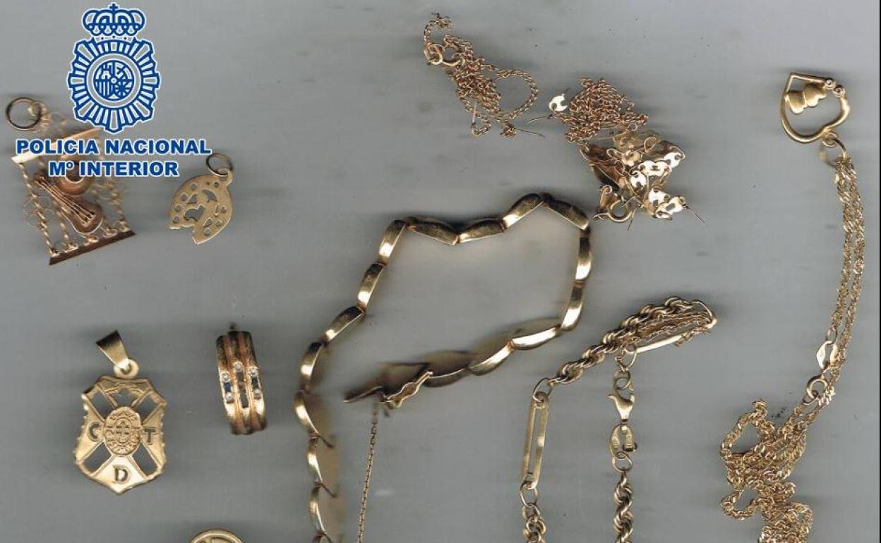 Roba presuntamente joyas valoradas en 2.000 euros