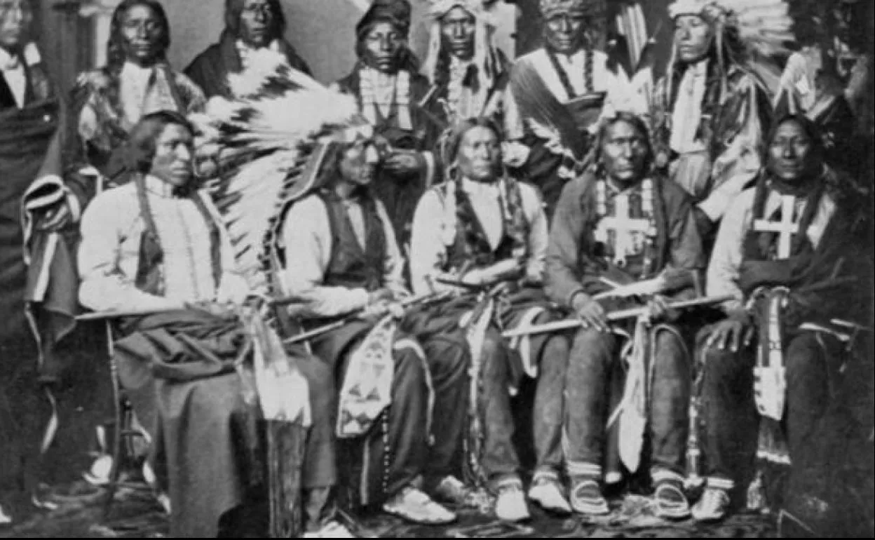 Una foto de indios sioux tomada en 1877.
