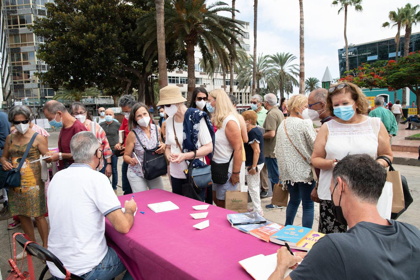 Fotos: El público de la Feria del Libro inunda de bullicio y color el parque de Santa Catalina