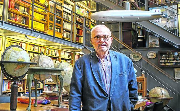 Javier Gómez Navarro posa en la inmensa biblioteca que posee anexa a su casa madrileña. 