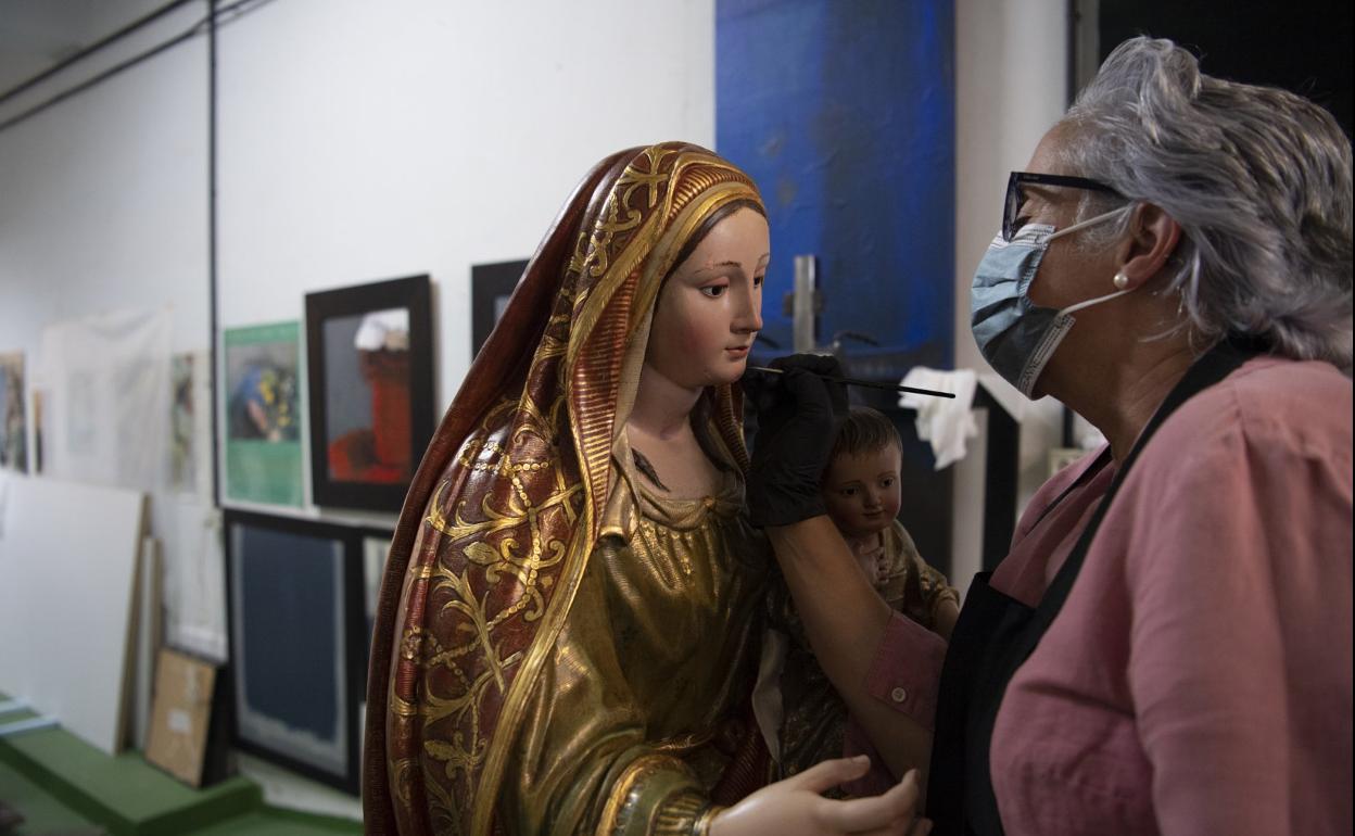 Minuciosidad. Caballero repasa el rostro de la talla. No se notarán las incisiones.