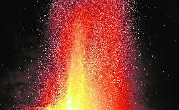 Aspecto que presentaba el volcán palmero en la noche del domingo. 