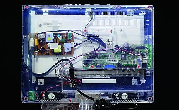 Imagen principal - Parte trasera de un televisor, máquina de coser y secador.