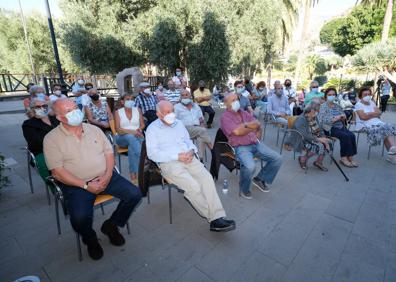 Imagen secundaria 1 - En la foto superior, cargos de NC y exalcaldes que vinieron a arropar a García. En la imagen, de izq. a dcha., Agustín Arencibia, Celeste López, Teodoro Sosa, Silverio Matos, Antonio Morales, Francisco García, Román Rodríguez, Dunia Santana y Óscar Hernández. Justo sobre estas líneas, público asistente a la sesión. Por limitaciones de aforo hubo que situar a parte de los que acudieron en el exterior del Salón de Plenos. Al lado, un vecino felicita a García. 