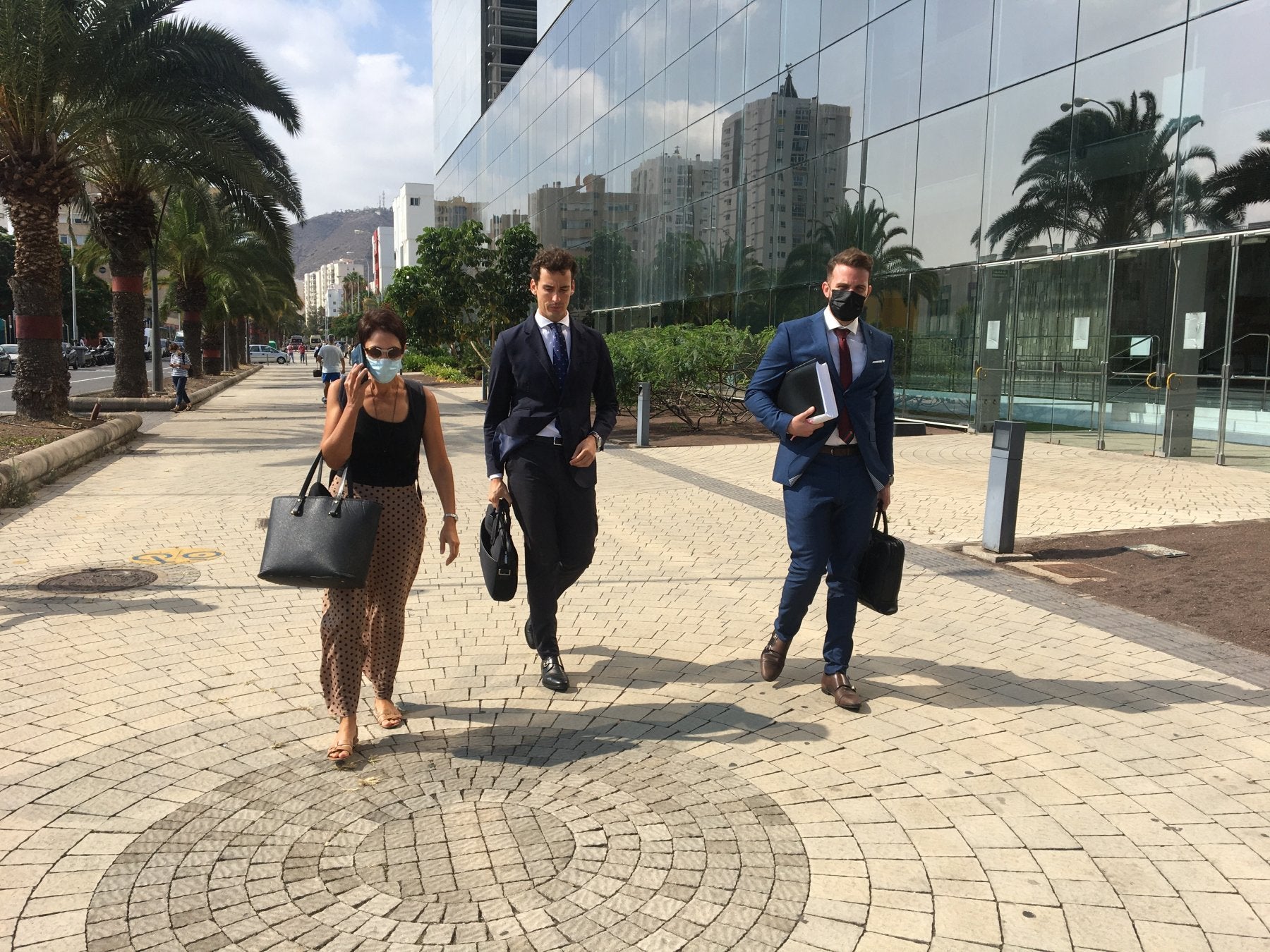 Momento en que Onalia Bueno salió de los juzgados acompañada de sus abogados. 