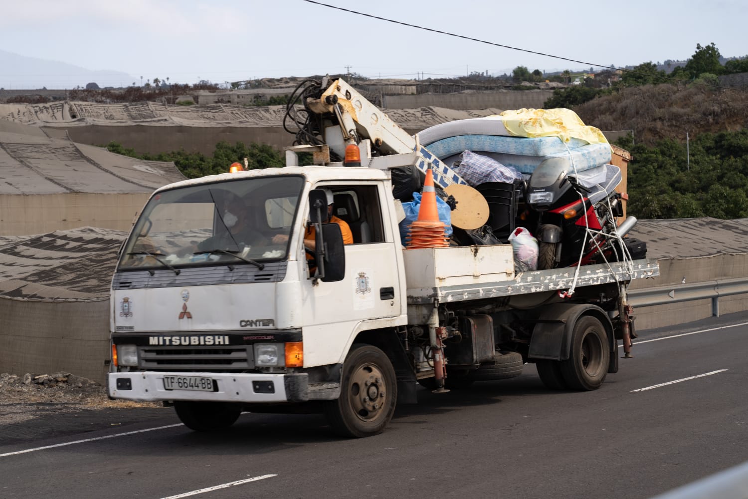 Los vecinos de La Laguna se marchan con todo lo posible