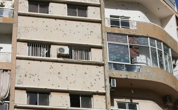 Impactos recientes de ametralladora en la fachada de un edificio en Beirut.
