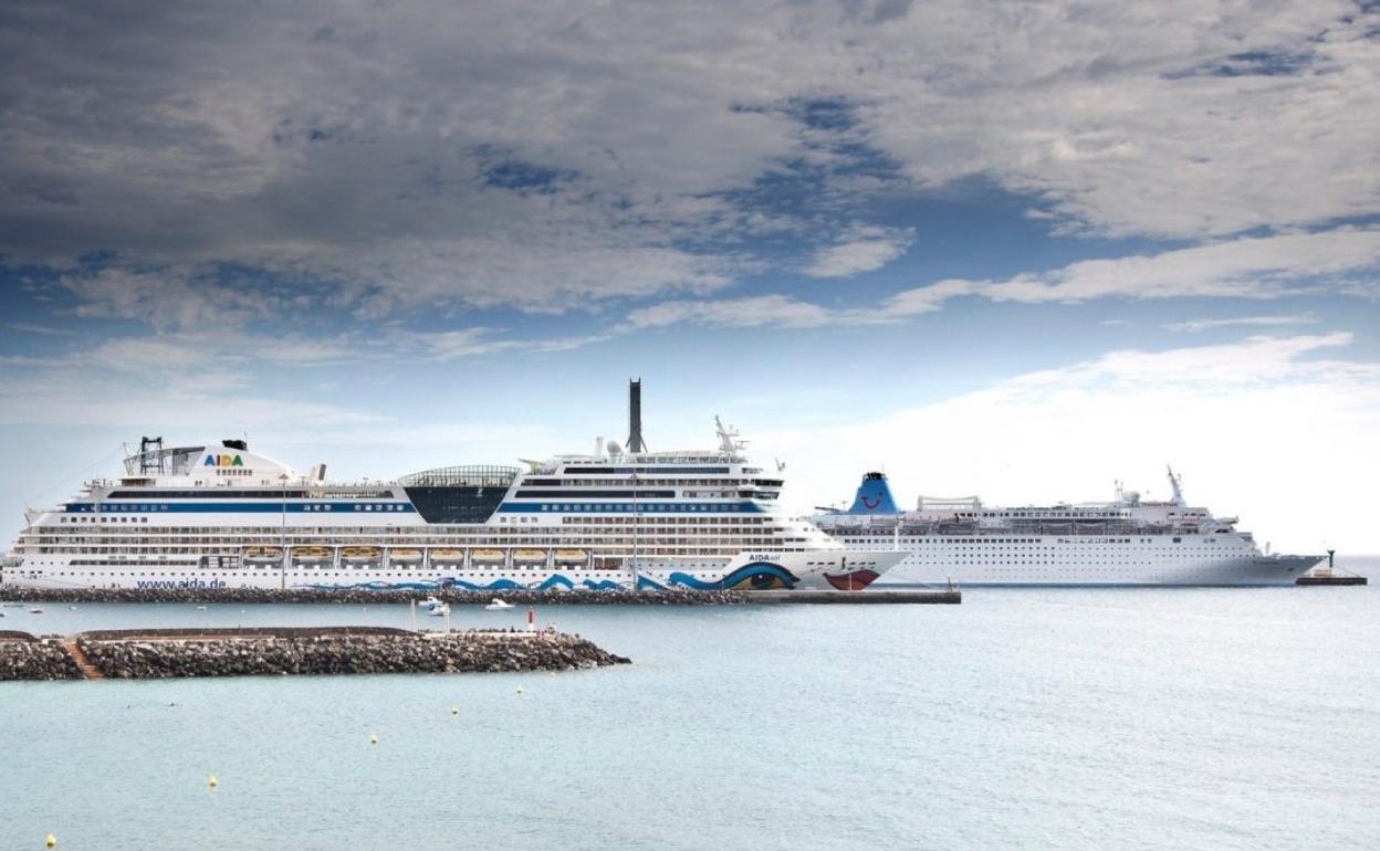 Dos barcos, en el muelle de cruceros y en el comercial. 