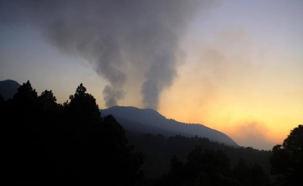 La ceniza, el viento y la calima han dejado a la isla de La Palma sin vuelos este fin de semana.