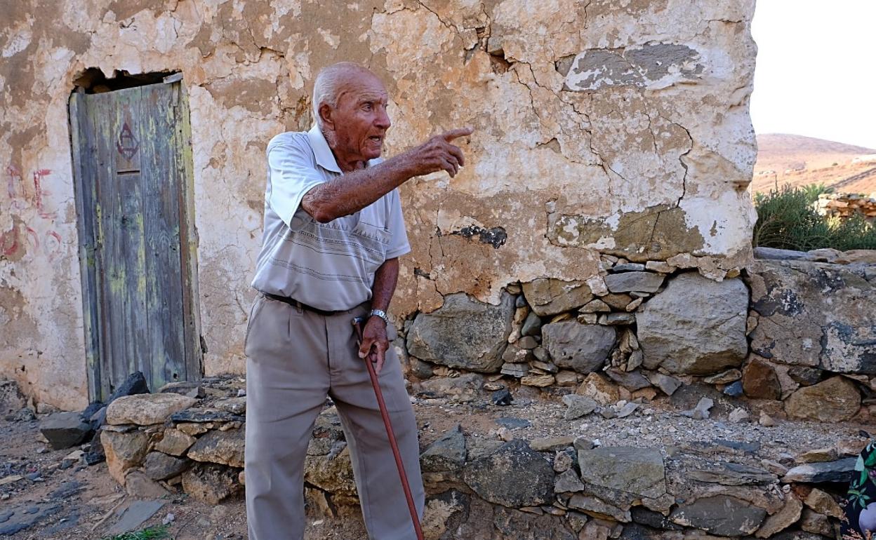 El nieto mayor, Manuel Batista Cabrera, en la casa de su abuelo con el buzón en la puerta. El militar fue nombrado cartero de Pájara a su vuelta de la guerra porque no existían entonces pensiones de guerra. 