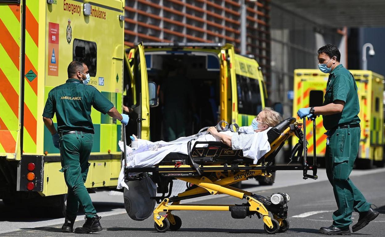 Un paciente es trasladado en ambulancia al Royal London Hospital, en Londres.