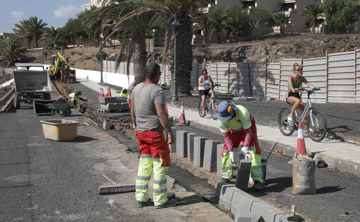 Obras en marcha para rematar el carril ciclista entre Costa Teguise, Las Caletas y Arrecife. 