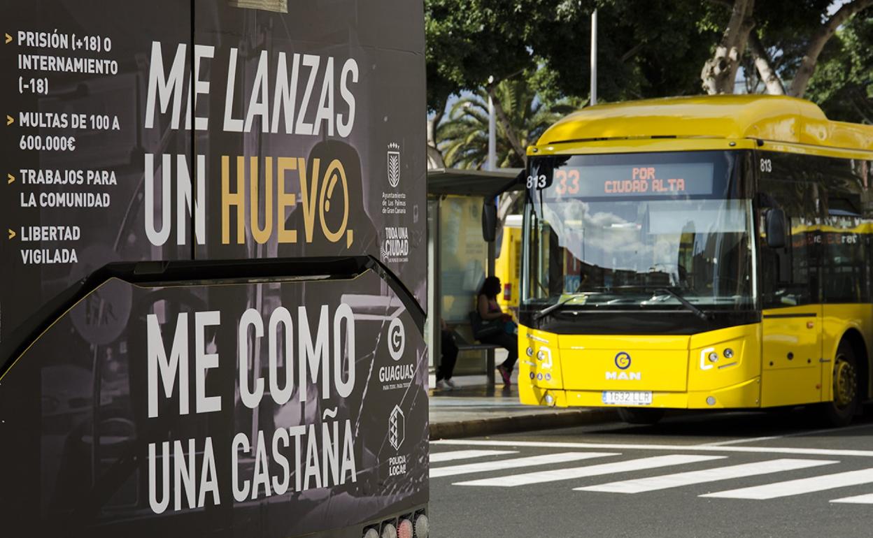 Imagen de una guagua rotulada con el nuevo lema de la campaña de seguridad del transporte público por Halloween. 