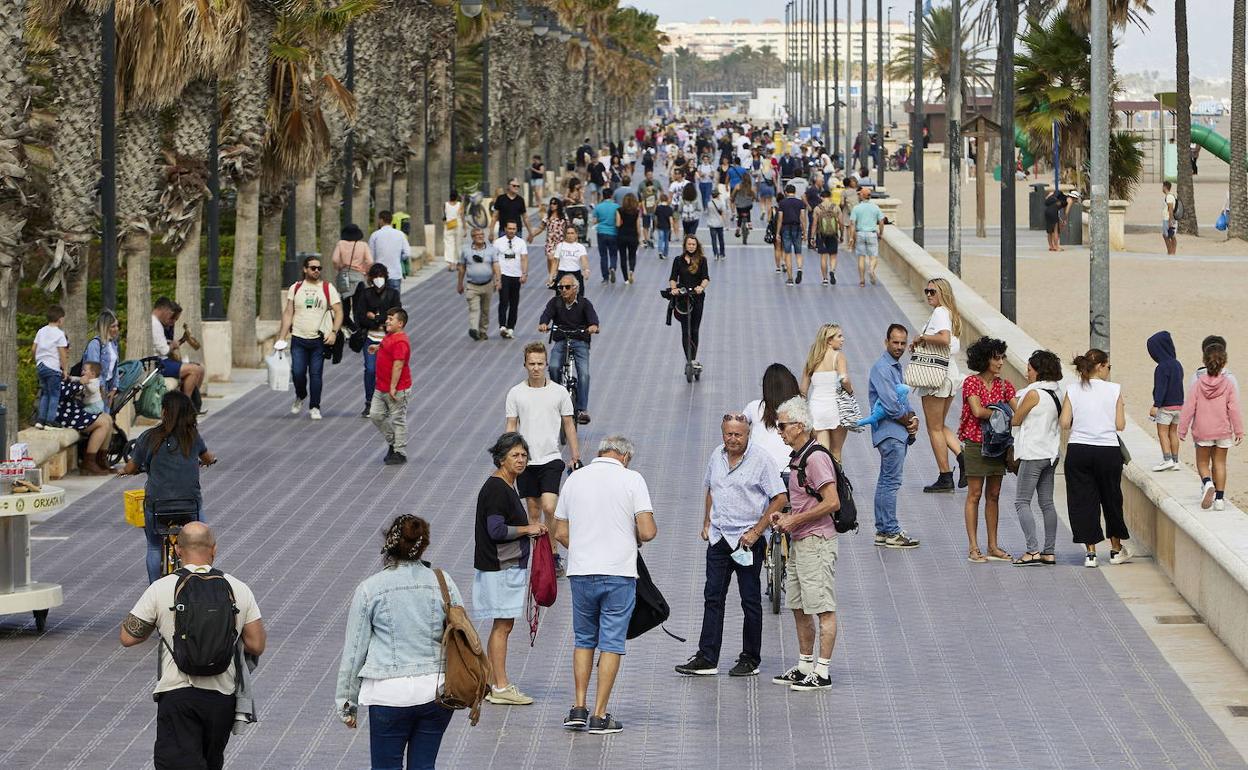 Turistas en el paseo marítimo de Valencia. 
