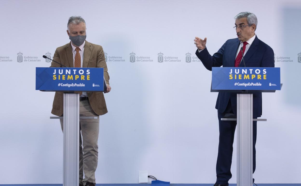 Ángel Víctor Torres (i) y Román Rodríguez, en la presentación del presupuesto para 2022. 