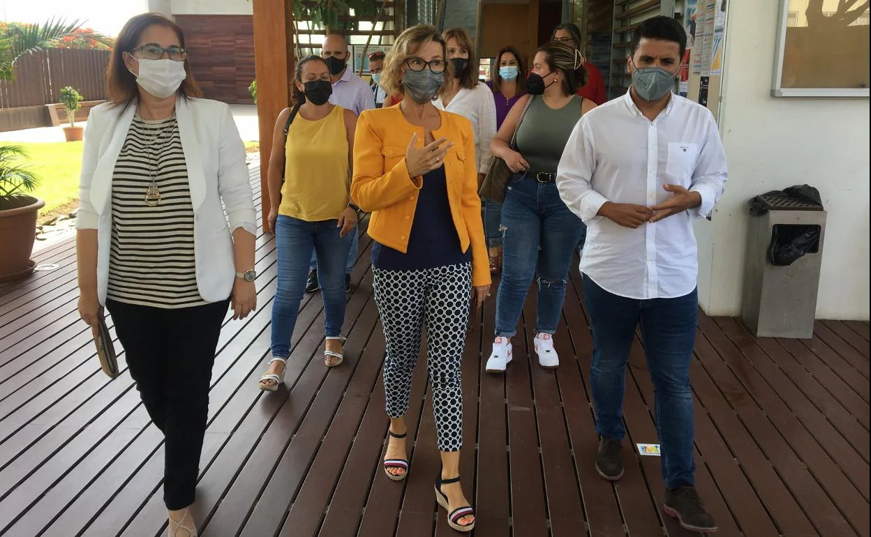 Narváez (PSOE), en el centro, junto a Inés Rodríguez (Cs) y Samuel Henríquez (NC), aliados en el gobierno local. 