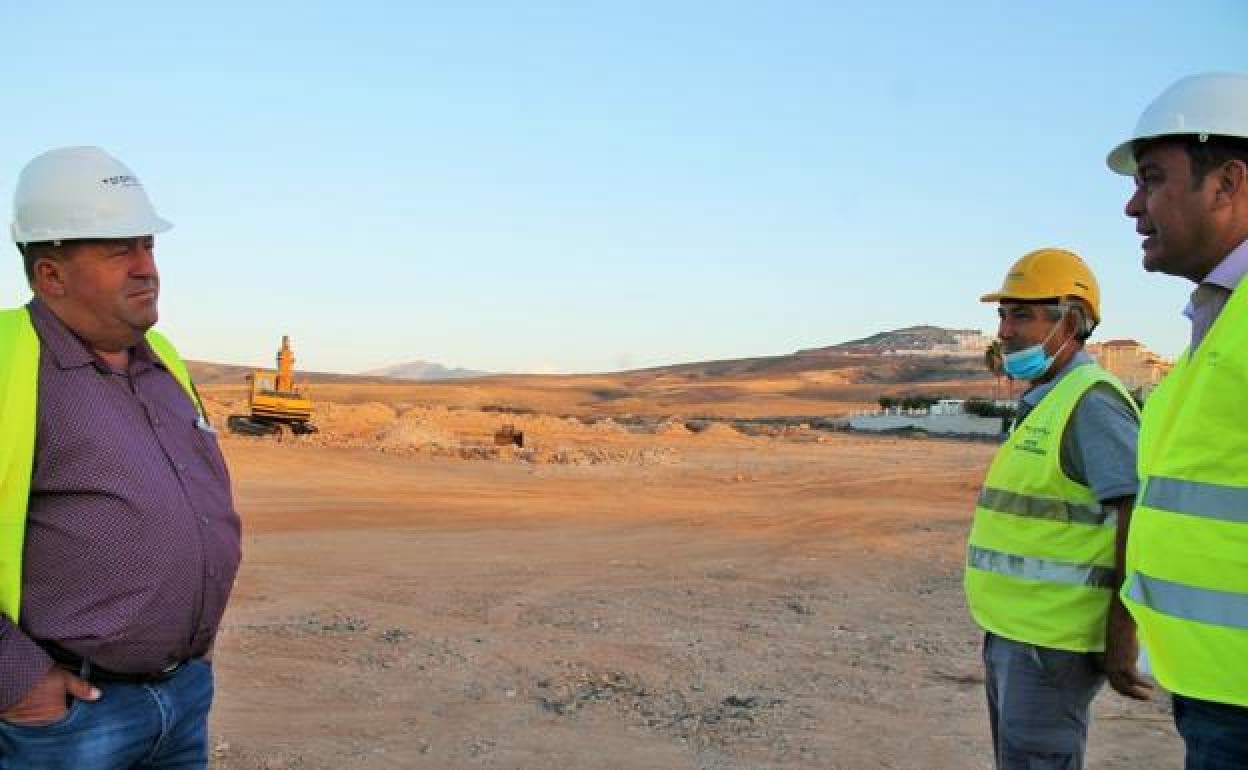 El alcalde Matías Peña y Blas Acosta, viceconsejero de Economía del Gobierno de Canarias, en el solar cedido por el Ayuntamiento donde han empezado los movimientos de tierra. 