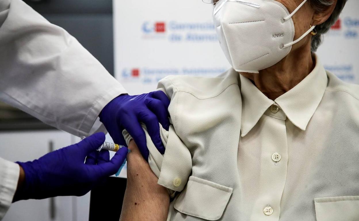 La vacuna de la gripe coincide este año en la spersonas mayores de 70 con la tercera dosis contra la covid-19. 