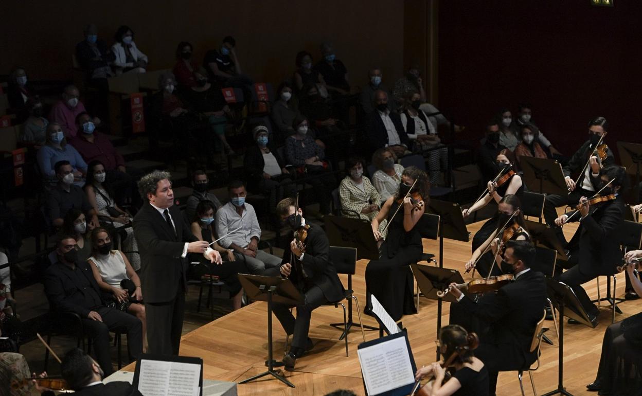 El venezolano Gustavo Dudamel dirige a la Orquesta del Encuentro, compuesta por jóvenes hispanoamericanos incluidos varios canarios, en el concierto inaugural. 