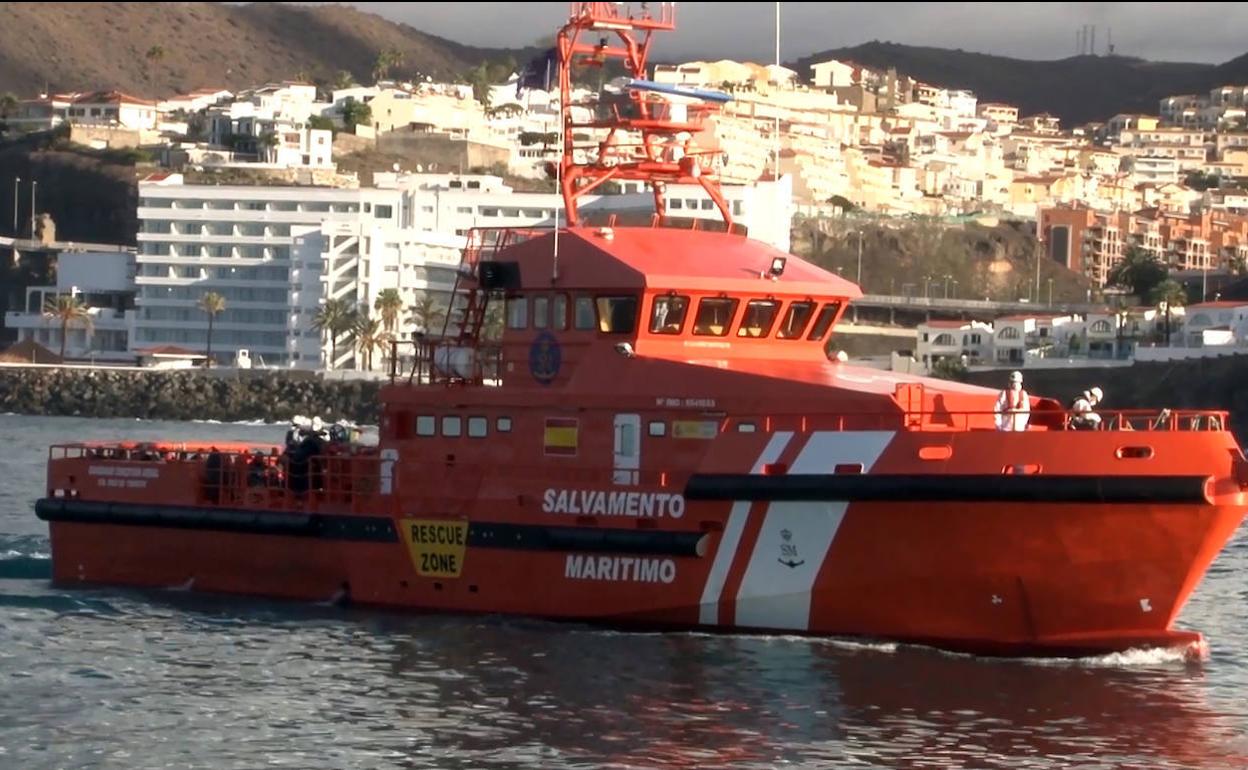 Salvamento rescata un cayuco con 45 hombres al sur de Gran Canaria