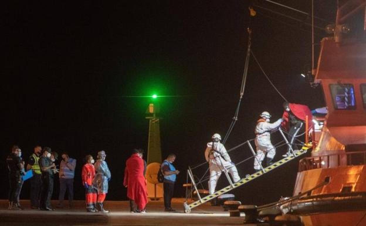 Trasladan a Fuerteventura a 108 migrantes localizados en dos embarcaciones