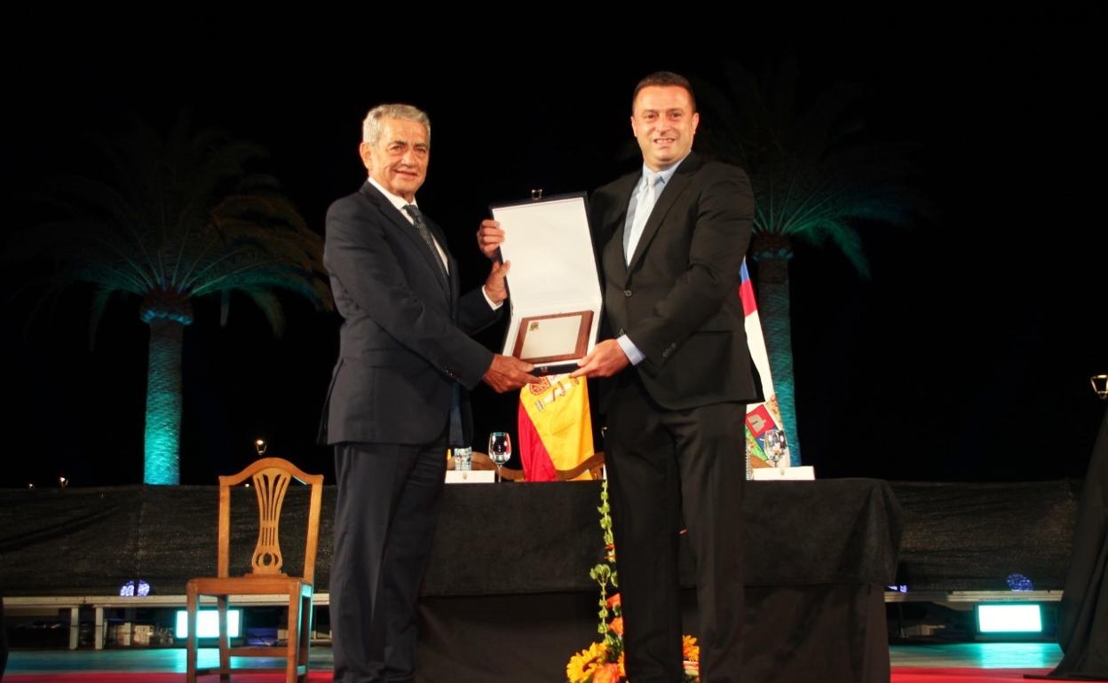 Entrega de mención. 