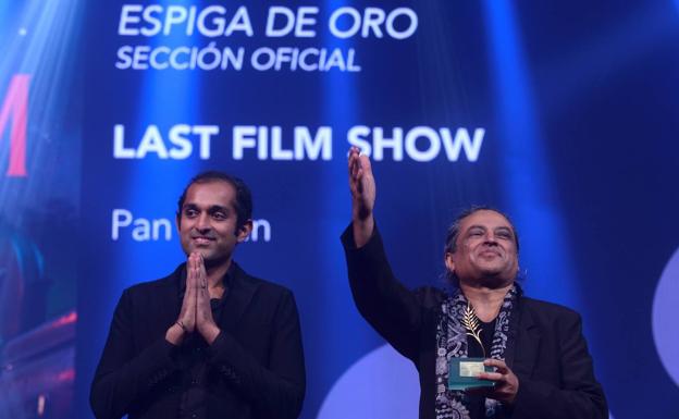 El director indio Pan Nalin y el productor Dheer Momaya recogen la Espiga de Oro a la mejor película, por la cinta 'Last film show'. 