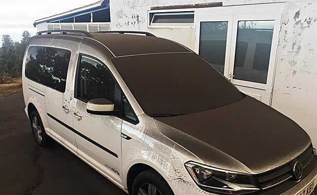 La lluvia de ceniza emitida ha sido intensa en esta última noche alcanzado incluso a los municipios del norte. 