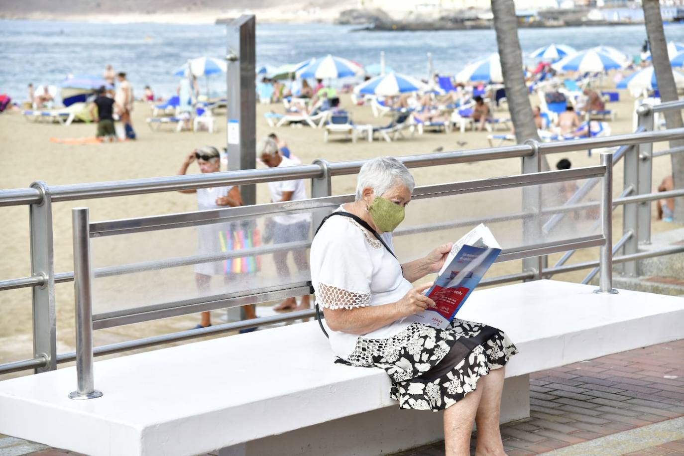 Las temperaturas acompañaron este lunes para que cientos de personas quisieran darse un baño en Las Canteras. 