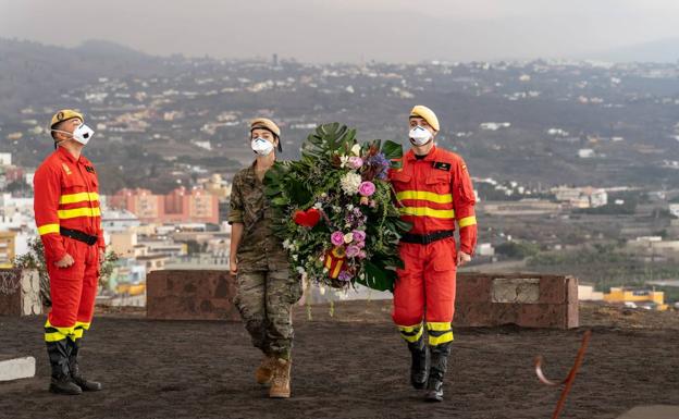 Otro momento del homenaje floral.