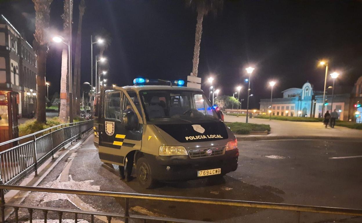 Unidad del GOIA en el entorno del mercado de Vegueta, durante el dispositivo del fin de semana. 