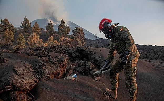 Militares monitorizando la emisión de gases del volcán en la zona de exclusión. 