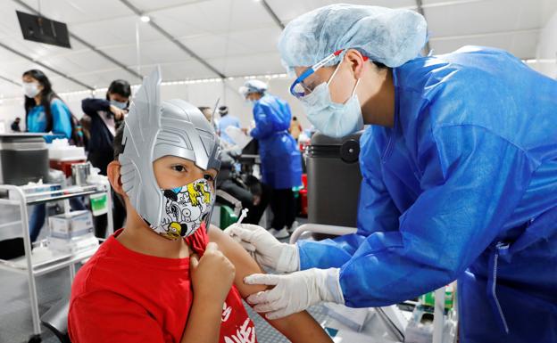 Un menor recibe la primera dosis de la vacuna de Sinovac contra la covid-19 en Bogotá (Colombia).