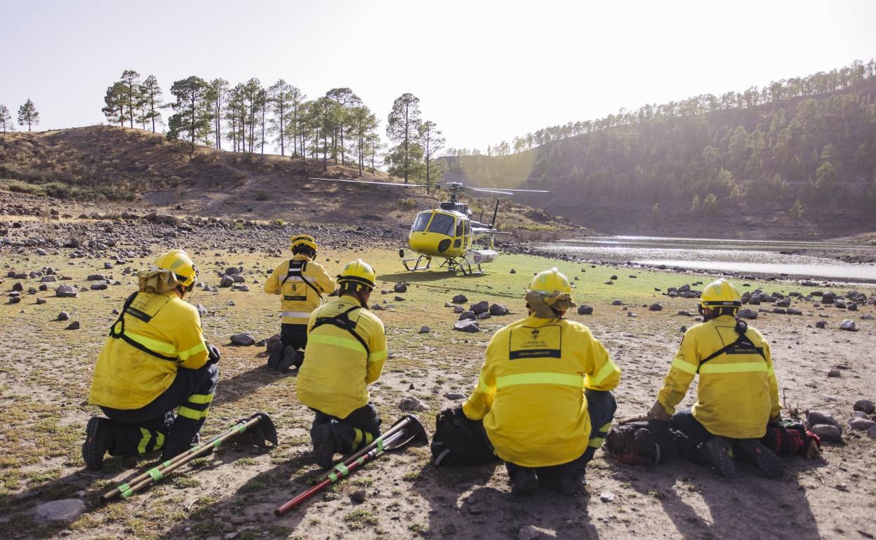 Un helicóptero y una unidad helitransportada del Cabildo. 