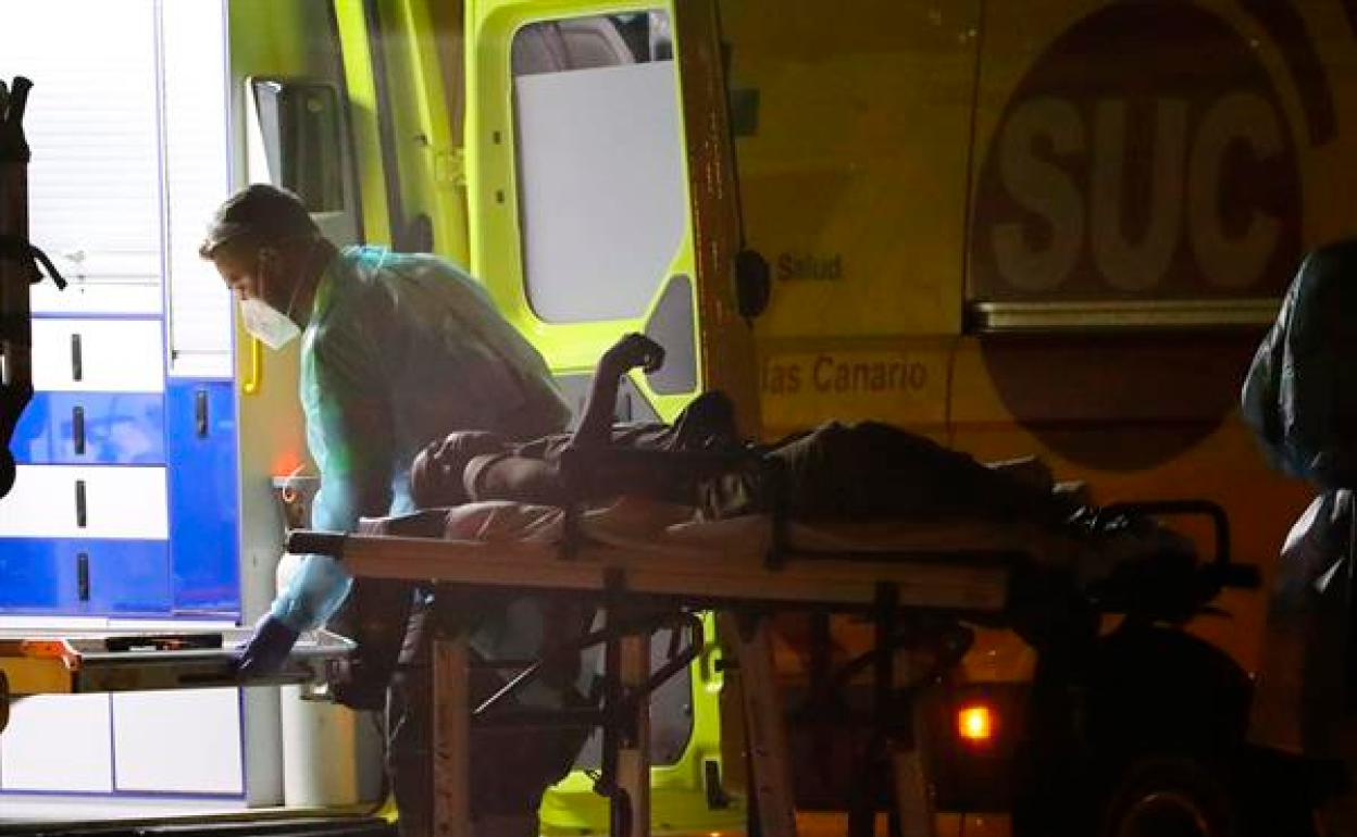 Los sanitarios trasladan al hospital a una persona llegada en patera al sur de Gran Canaria. 