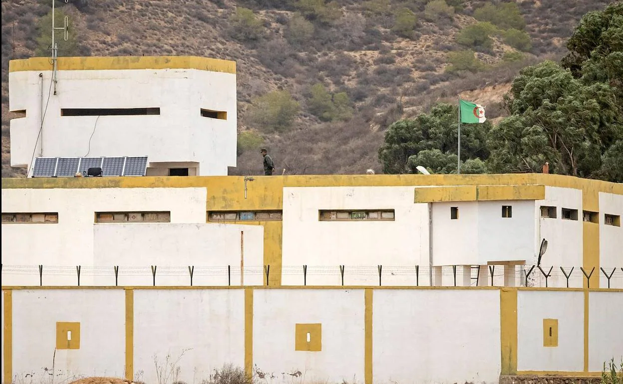 Un soldado argelino vigila la frontera desde un asentamiento militar cercano a la ciudad marroquí de Oujda.