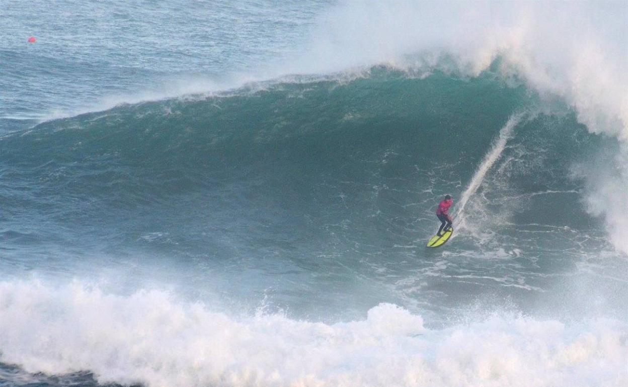 Un surfista herido tras golpearse contra unas rocas en Tenerife