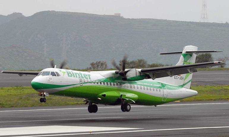 Binter, con los estudiantes afectados por el volcán. 